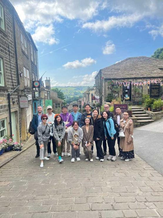 A group of chinese alumni gathered in a group in Haworth A group of chinese alumni gathered in a group in Haworth