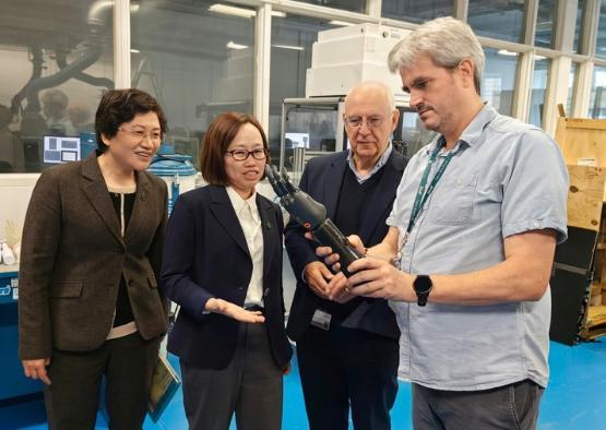 Professor Ben Whiteside shows Chinese delegates a robot arm Professor Ben Whiteside shows Chinese delegates a robot arm