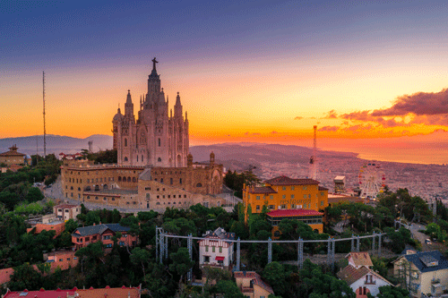 Sagrada Família at sunset, Barcelona. (Unsplash)