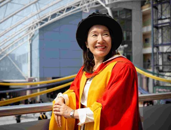 Rumiko Seya receiving her hon-doc Rumiko Seya receiving her hon-doc