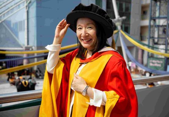Rumiko Seya receiving her hon-doc Rumiko Seya receiving her hon-doc