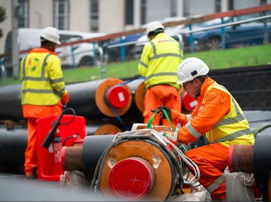 Workers lifting heat network pipes Workers lifting heat network pipes