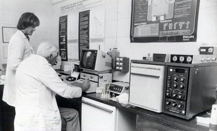 Prof Robert Turner with another scientist in the cancer research unit labs in the 1970s Prof Robert Turner with another scientist in the cancer research unit labs in the 1970s