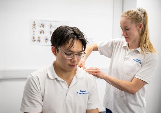 Graduatiung student Steph Ifould in the clinic with a patient Graduatiung student Steph Ifould in the clinic with a patient