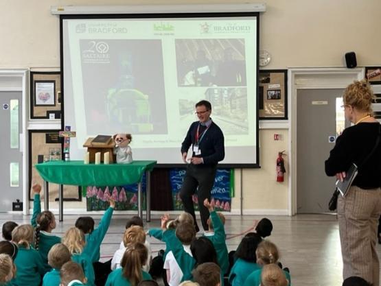 Professor Andrew Wilson explains Virtual Bradford to pupils at Wycliffe Primary School
