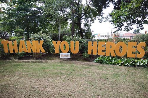 Sign saying thank you heroes 